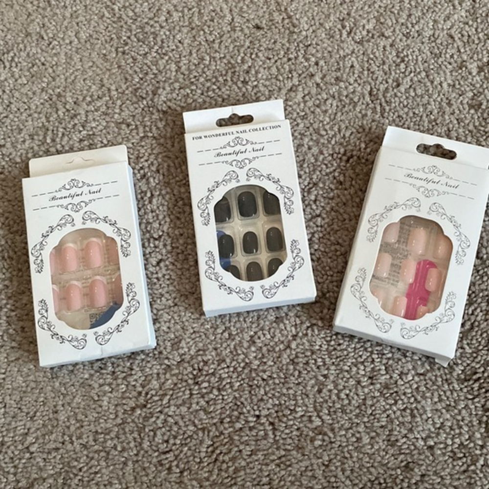 3 sets‎ of press on nails